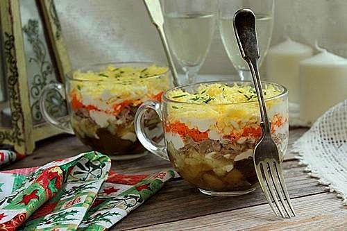 Рецепт слоеного салата с солеными грибами | Меню недели