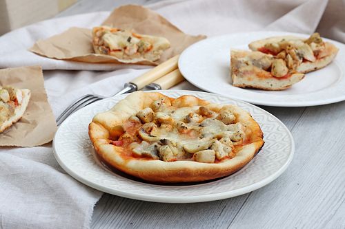 Рецепт пиццы с курицей и грибами в мультиварке | Меню недели