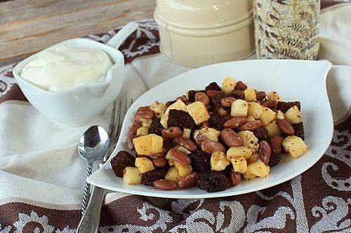 Рецепт салата из фасоли с ржаными сухариками | Меню недели