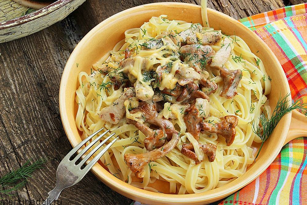 Рецепт макарон с лисичками и курицей в сливочном соусе | Меню недели