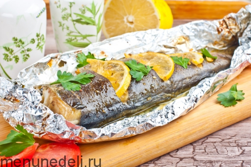 Рецепт радужной форели, фаршированной лимоном и петрушкой | Меню недели
