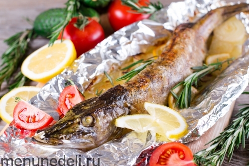Щука с лимоном и розмарином, запеченная в духовке | Меню недели