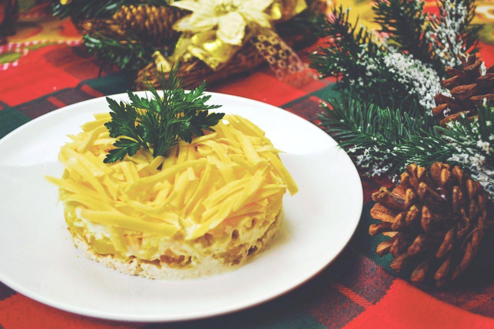 Слоеный салат с курицей | Меню недели