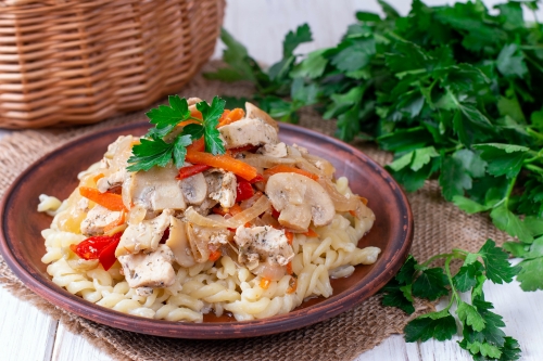 Куриное филе с овощами и грибами в пакете | Меню недели