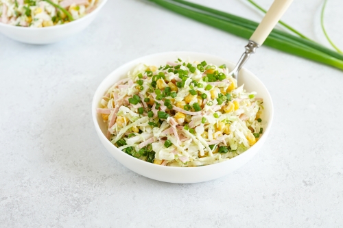 Салат с капустой, кукурузой и колбасой: рецепт | Меню недели