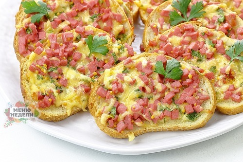Горячие бутерброды в духовке с колбасой и сыром на батоне: рецепт с фото пошагово | Меню недели