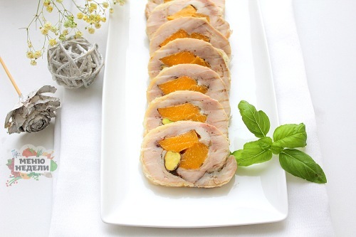 Куриный рулет с персиками и фисташками на новогодний стол: рецепт с фото | Меню недели