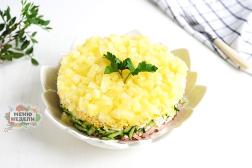 Слоёный салат с ананасом и сыром: рецепт с видео и фото пошагово | Меню недели